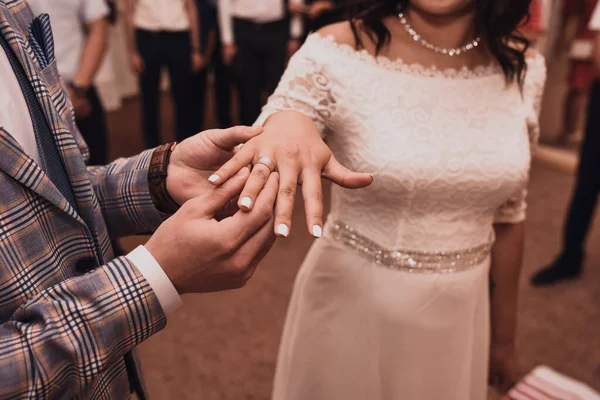 A menyasszony és a vőlegény jegygyűrűt húznak. — Stock Fotó