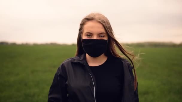 Frau mit schwarzer Maske dreht den Kopf pandemisch kovid-19 Coronavirus — Stockvideo