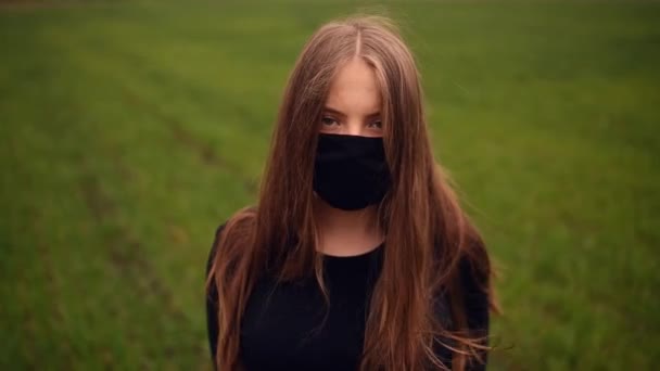 Femme en masque protecteur cheveux flottants dans le vent pandémie covid-19 Coronavirus — Video