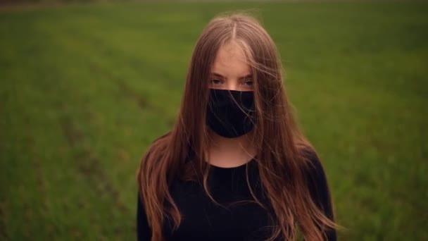 Woman in protective mask hair fluttering in the wind pandemic covid-19 Coronavirus — Stock Video