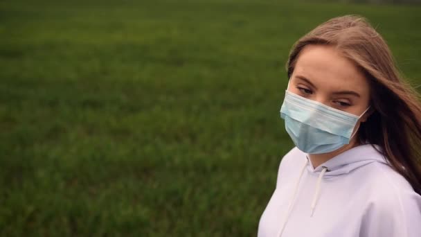 A woman in mask making fun pandemic covid-19 Coronavirus — Stock Video