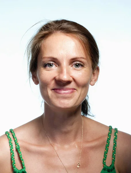 Retrato Una Mujer Mediana Edad Con Pelo Castaño Sonriendo — Foto de Stock