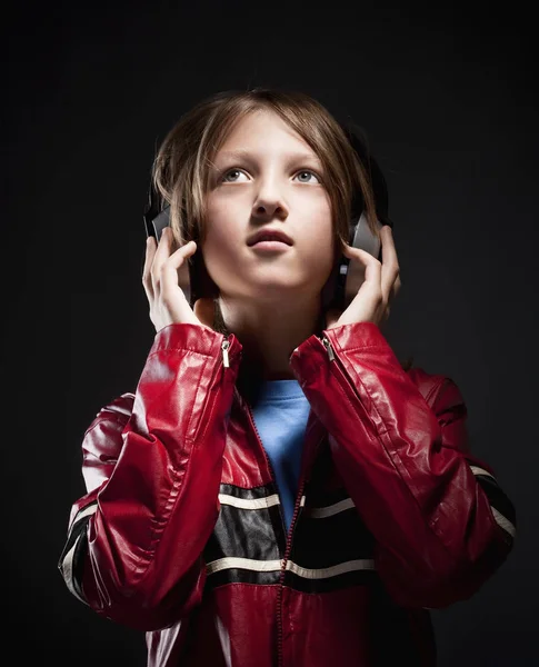 Niño Con Pelo Rubio Escuchando Música Los Auriculares —  Fotos de Stock