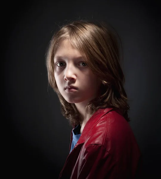 Portret Van Een Jongen Met Lang Blond Haar Zoeken — Stockfoto