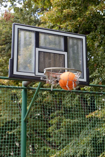 Basketbol Kurulu Ile Sepeti Turuncu Topu Açık Havada — Stok fotoğraf