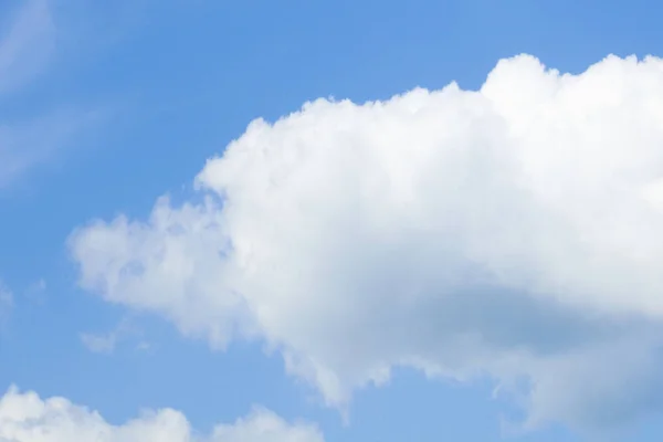 Cielo Azul Con Nubes Cúmulos Blancas —  Fotos de Stock