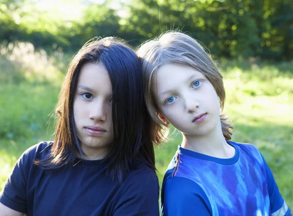 Retrato Dos Niños Con Pelo Largo Jardín — Foto de Stock