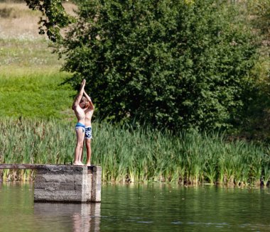 İki erkek su içine dalış için yaz aylarında öğrenme.