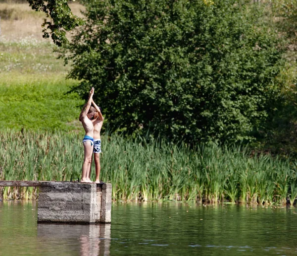 Zwei Jungen Lernen Sommer Ins Wasser Tauchen — Stockfoto