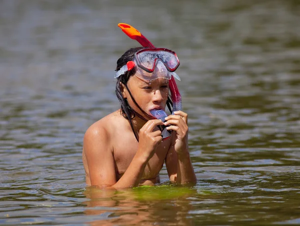 长头发的男孩戴着潜水面具和浮潜 — 图库照片