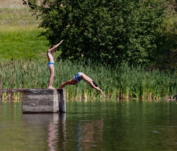 人の男の子夏に水に飛び込むことを学ぶ — ストック写真
