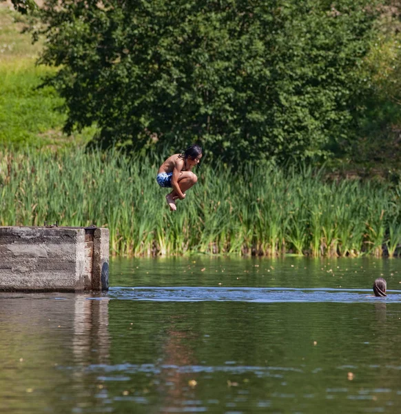 人の男の子夏に水に飛び込むことを学ぶ — ストック写真