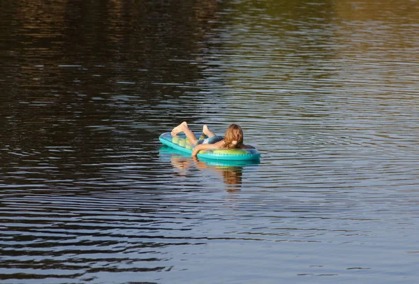 Jongen Plezier Opblaasbare Matras Zomer — Stockfoto