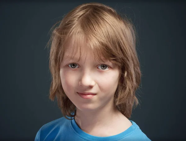 Retrato Niño Con Pelo Largo Rubio Top Azul — Foto de Stock