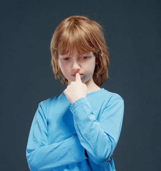 Retrato Niño Con Pelo Largo Rubio Azul Top Thinking — Foto de Stock