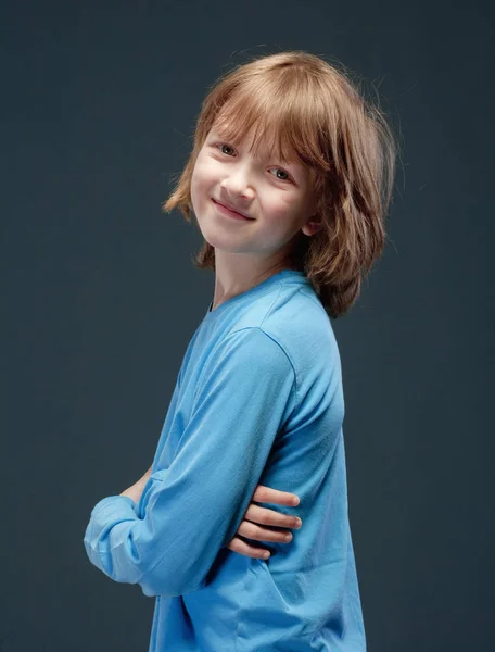 Mavi Top Uzun Sarı Saçlı Bir Çocuk Portresi — Stok fotoğraf