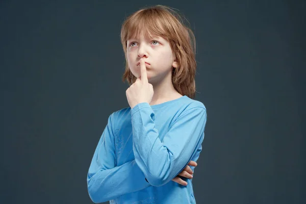 Mavi Üst Düşüncesinde Uzun Sarı Saçlı Bir Çocuk Portresi — Stok fotoğraf