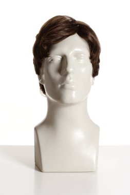 Beyaz peruk ile manken erkek baş