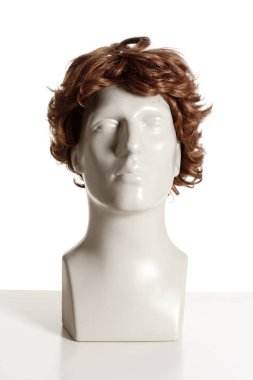 Beyaz peruk ile manken erkek baş