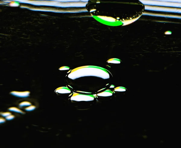Капли Воды Пузыри Цветном Фоне — стоковое фото