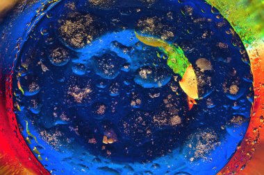 Yakın çekim renkli petrol ve su kabarcıkları ve damlacıkları.