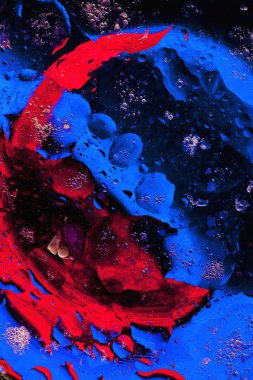 Yakın çekim renkli petrol ve su kabarcıkları ve damlacıkları.