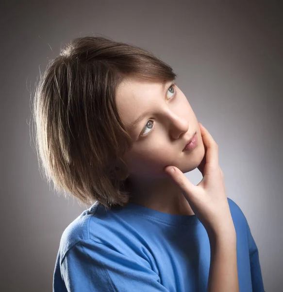 Retrato de un niño en top azul . — Foto de Stock