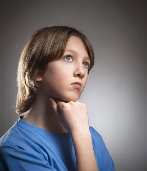 Portret van een jongen in de blauwe bovenkant. — Stockfoto