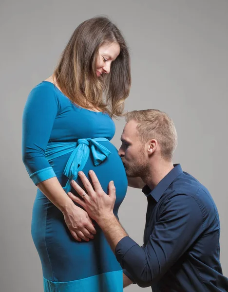 Pregnant Woman with her Man kissing the Belly. — Stock Photo, Image