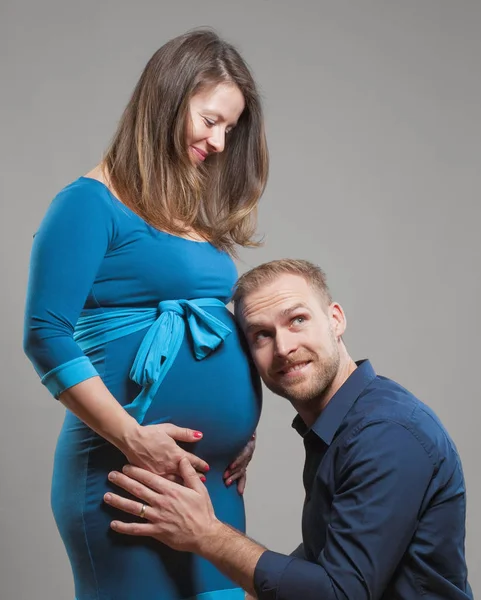 Pregnant Woman with her Man listening to the Belly. — Stock Photo, Image