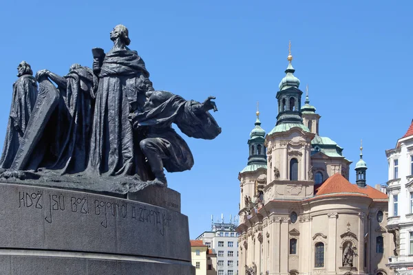 Praha-kostel svatého Mikulášova a Jan Hus Memorial ve starém městě — Stock fotografie