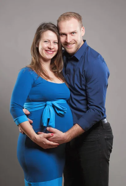孕妇和她的男人触摸肚皮. — 图库照片