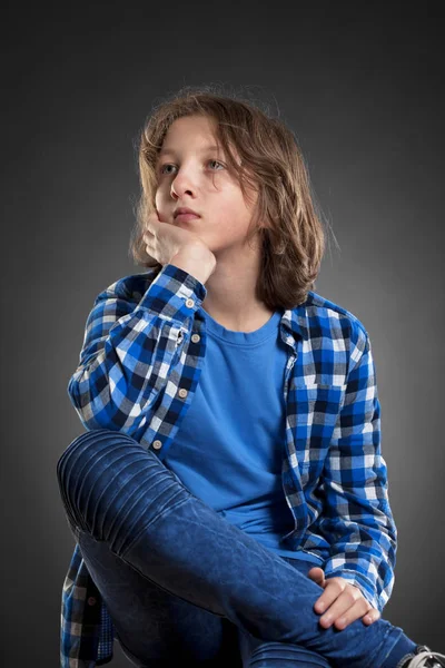 Portret van een jongen met bruin haar buitenshuis. — Stockfoto