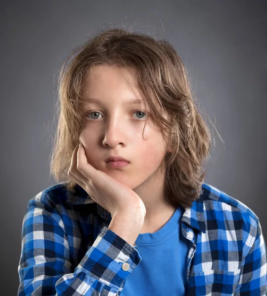 Porträt eines Jungen mit braunen Haaren im Freien. — Stockfoto