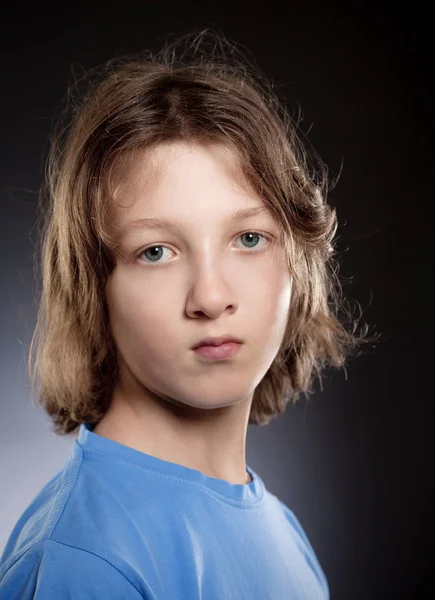 Portret van een jongen met bruin haar buitenshuis. — Stockfoto