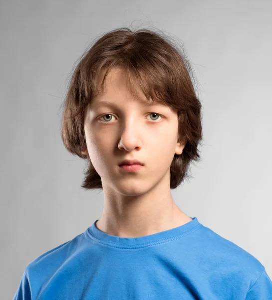 Portret Van Een Tiener Jongen Met Bruin Haar Blauw Top — Stockfoto