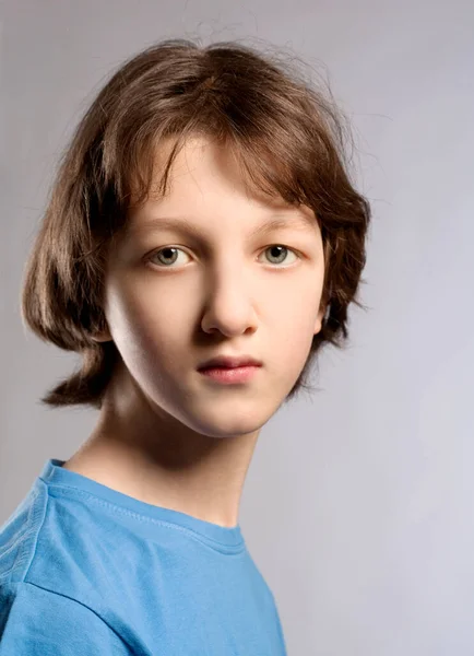 Portret Nastolatka Brązowymi Włosami Niebieskiej Bluzce — Zdjęcie stockowe