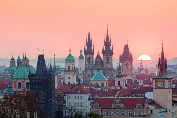 Çek Cumhuriyeti Prag Gündoğumunda Eski Şehrin Kuleleri — Stok fotoğraf