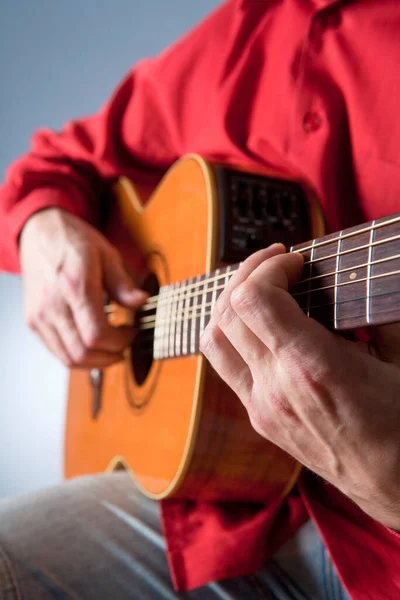 Dedos Guitarrista Tocando Guitarra Acústica — Fotografia de Stock
