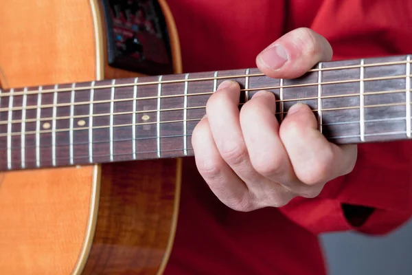 Vingers Van Een Gitarist Die Akoestische Gitaar Speelt — Stockfoto