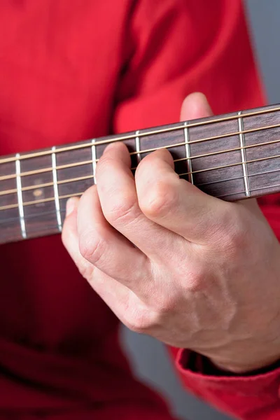 Vingers Van Een Gitarist Die Akoestische Gitaar Speelt — Stockfoto