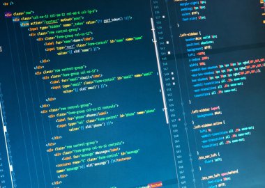 Mavi arka plan üzerinde monitörde php kod satırları. Makro