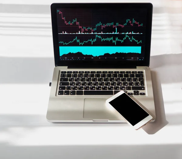 Analisando Gráficos Investimento Gráficos Laptop Smartphone Com Tela Preta Espaço — Fotografia de Stock