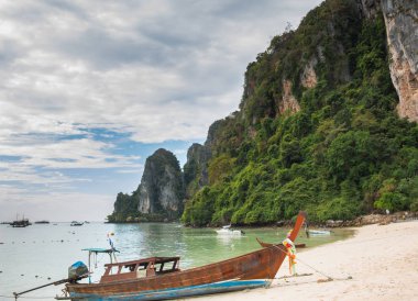 Uzun taksi Andaman'ın adasının deniz kıyısı teknede. Kayalık deniz manzarası