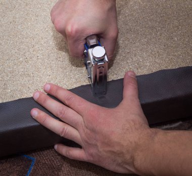 Adam deri zımba kullanarak Sunta için tespitleme eller. DIY