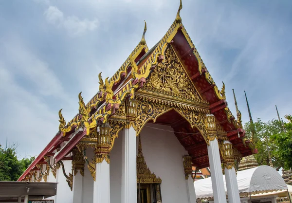Techo Dorado Decorado Del Templo Bajo Cielo Azul Bangkok — Foto de Stock