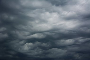 Fırtına bulutları bir gök gürültüsü fırtına arka plan kavramı önce