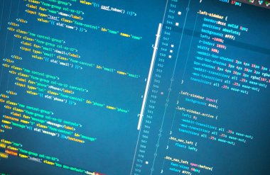 Mavi arka plan üzerinde monitörde php kod satırları. Makro