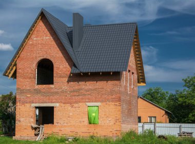 Tuğla ev yapım aşamasında bir inşaat alanı üzerinde