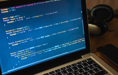Cep telefonu ve kulaklık ile dizüstü bilgisayarınızın ekran üzerinde php kodu. Çalışma alanı kavramı
